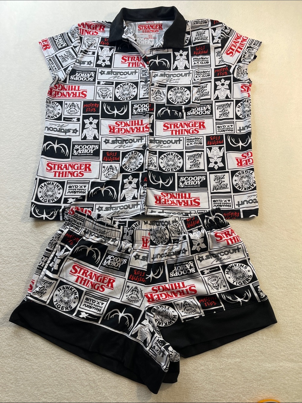 STRANGER THINGS WOMENS SIZE S 4-6 Black & White Logo Short Pajama Set